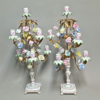 PAIRE DE CANDELABRES A SEPT LUMIERES ETAGEES...