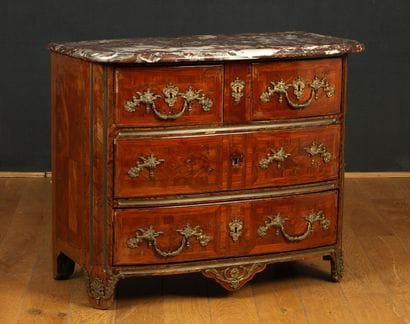 PETITE COMMODE A FACADE GALBEE ET MONTANTS...
