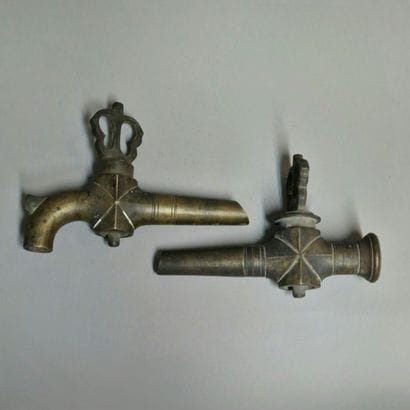 DEUX ROBINETS d’Epoque XIXème Siècle en bronze
L....