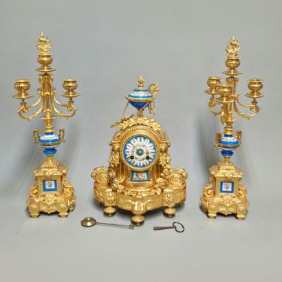 GARNITURE DE CHEMINEE de Style Louis XVI...