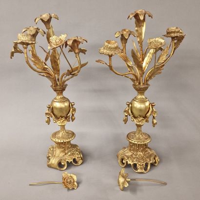 PAIRE DE CANDELABRES A TROIS LUMIERES de...