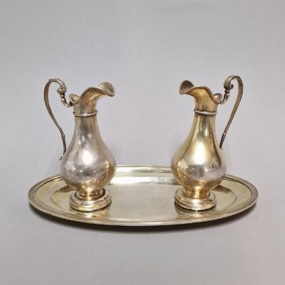 PAIRE DE BURETTES de forme balustre d'Epoque...