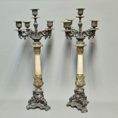 PAIRE DE CANDELABRES à cinq lumières d’Epoque...