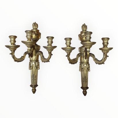 PAIRE DE BELLES APPLIQUES A TROIS LUMIERES...