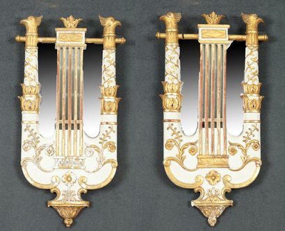 PAIRE DE MIROIRS de forme lyre de Style Empire...