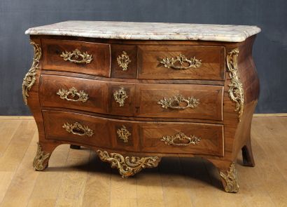 COMMODE TOMBEAU d'Epoque Louis XV
En placage...