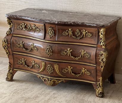 COMMODE de forme tombeau d'Epoque Louis XV
En...