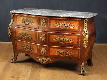 COMMODE de forme tombeau d'Epoque Louis XV...