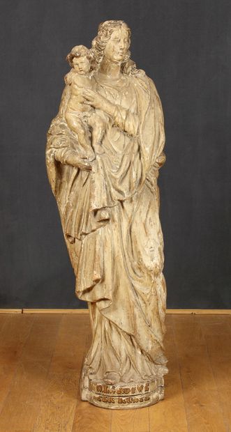 VIERGE A L'ENFANT en bois sculpté et monochromé...