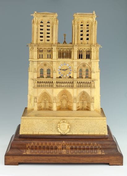PENDULE A LA CATHEDRALE NOTRE-DAME DE PARIS...