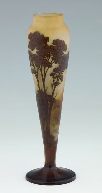 GALLE Ets
VASE conique au paysage lacustre
Verre...