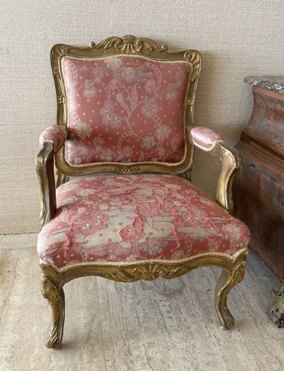 PAIRE DE FAUTEUILS à dossier plat en bois...