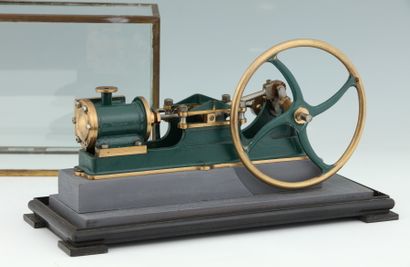 MAQUETTE DE MACHINE A VAPEUR 
En acier et...