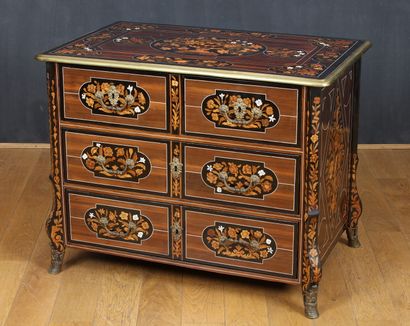 COMMODE DITE MAZARINE d'Epoque Louis XIV...