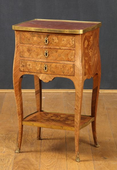 TABLE DE SALON, Ancien Travail de style Louis...