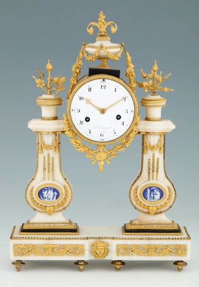 PENDULE PORTIQUE d'Epoque Louis XVI 
En marbre...