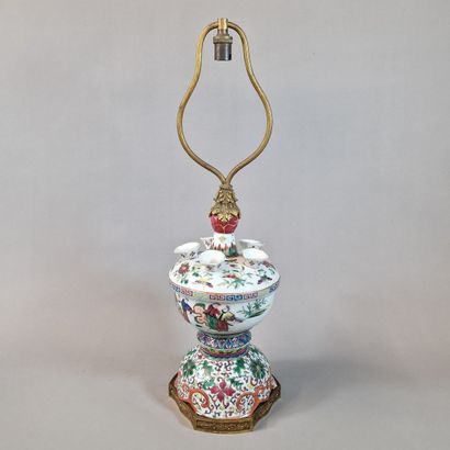 CHINA - Famille Rose porcelain TULIPIER decorated...