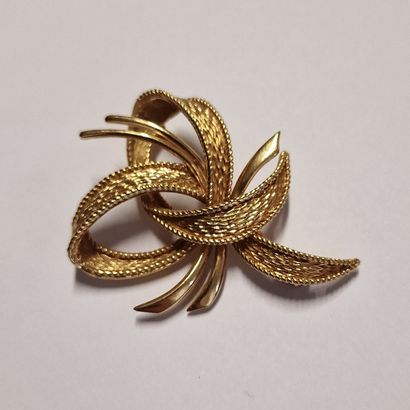 NOEUD BROCHURE Circa 1960 in yellow gold...