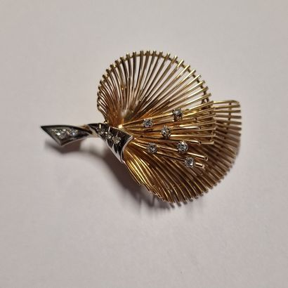 BOUQUET BROCHET Circa 1970 in two-tone gold...