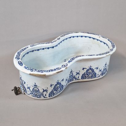 LILLE - 18th Century earthenware BIDET in...