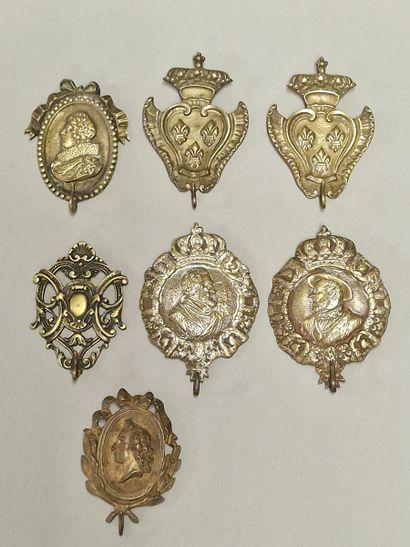 7 MINIATURE CROCHETS / SUSPENDING WATCH HOLDERS...