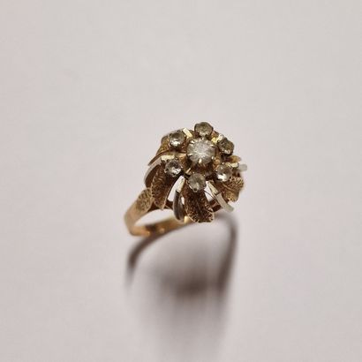 FLOWER RING Circa 1970 in two-tone 750 Millièmes...