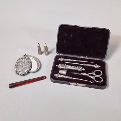 LOT COMPOSED OF:
- A PAIR OF EARLY 20th CENTURY...