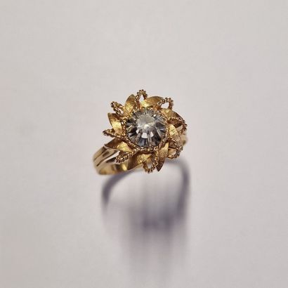 FLOWER RING Circa 1960 in two-tone 750 Millièmes...
