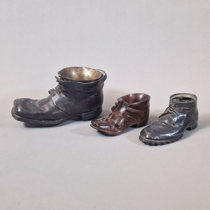 3 ENCRIERS in the form of miniature shoes...