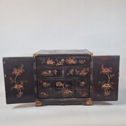 CHINA Circa 1900 - SMALL CABINET in lacquer...