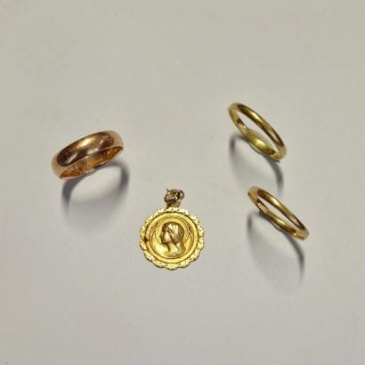 3 ALLIANCES AND A PENDANT WITH THE PROFILE...