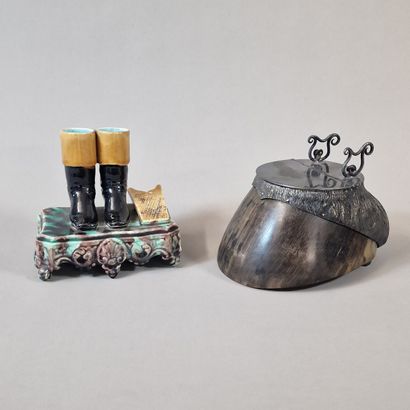 2 DESKTOP ACCESSORIES, including :
- NATURALIZED...