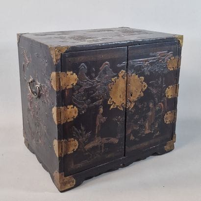 CHINA Circa 1900 - SMALL CABINET in lacquer...