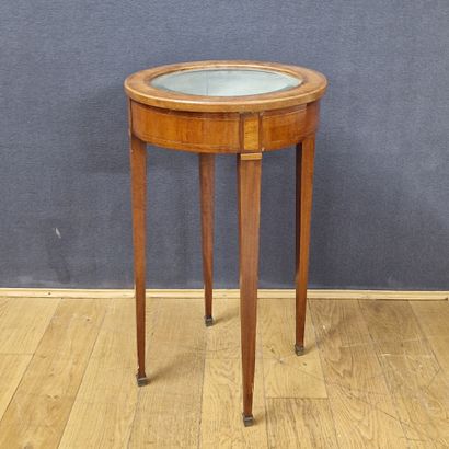 LITTLE TAMBOUR GUERIDON FORMANT VITRINE in...
