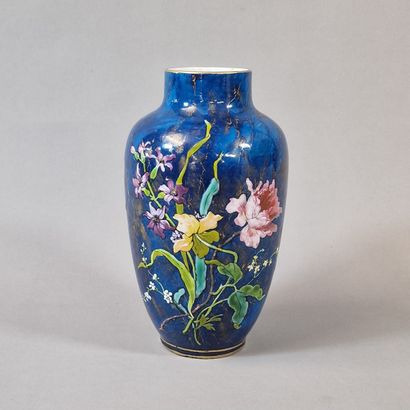 VASE BALUSTRE in Sèvres porcelain - 1881,...