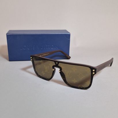 Louis VUITTON - PAIR OF SOELIL GOGGLES in...