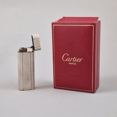 CARTIER - BRIQUET en métal argenté guilloché...