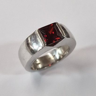 MODERN RING in 925 silver set with a red...