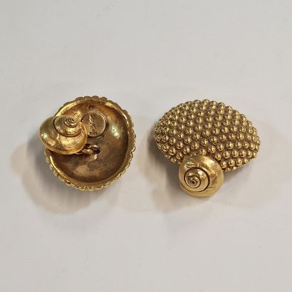 YVES SAINT-LAURENT - PAIRE DE BOUTONS DE...