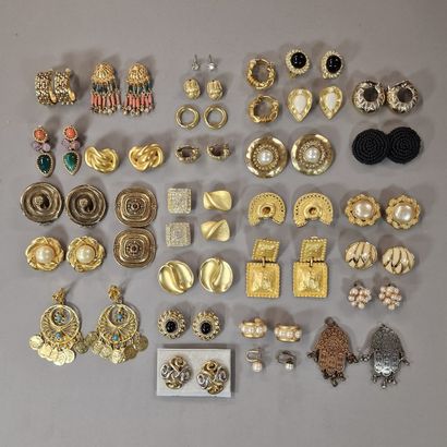 30 PAIRS OF FANTAISIE CLIPS OR EARRINGS in...