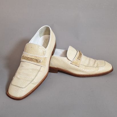 Gianni VERSACE - PAIRE DE MOCASSINS en cuir...