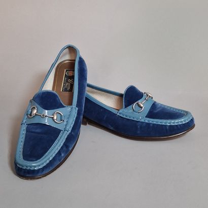 GUCCI - PAIR OF MOCASSINS in velvet and blue...