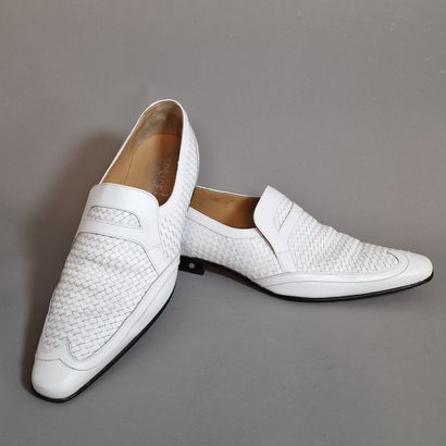 VERSACE - Paire de mocassins en cuir blanc...