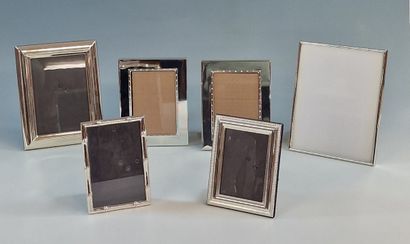 SIX CADRES PORTE-PHOTO A CHEVALET dont une...