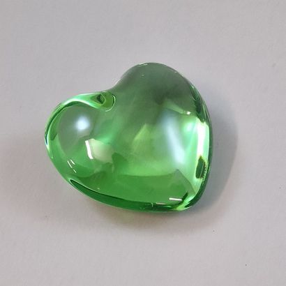 BACCARAT PRESSE PAPIERS CŒUR in green molded...