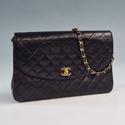 CHANEL Circa 1983 - 29cm black quilted lambskin...
