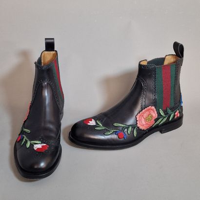 GUCCI - PAIR OF CHELSEA BOOTS in black calfskin...