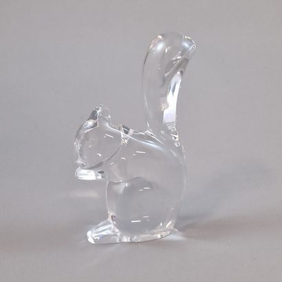 BACCARAT STATUETTE D'ECUREUIL in molded white...