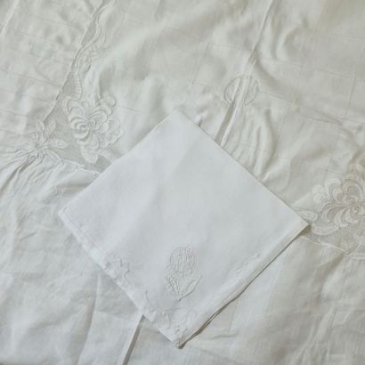 NAPPE RECTANGULAIRE ET SES 12 SERVIETTES...