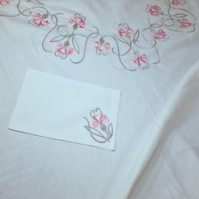 GRANDE ET BELLE NAPPE OVALE ET SES 10 SERVIETTES...